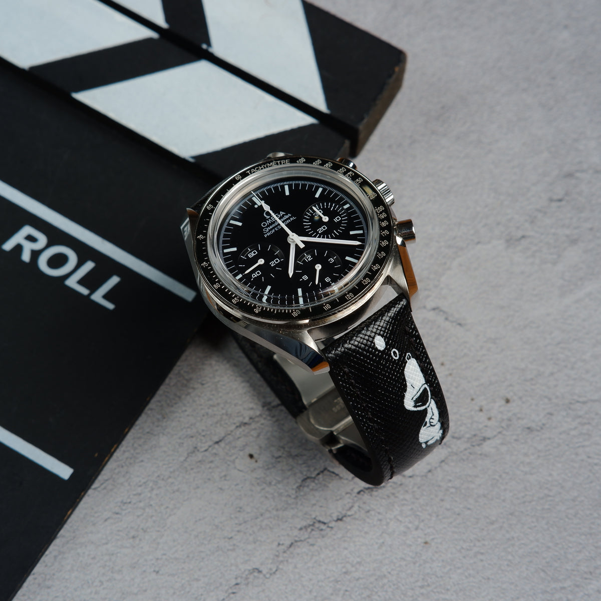 時計 OMEGA Speedmaster Moonwatch BLACK SNOOPY The Second Snoopy MoonSwatch Has Officially Landed | GQ